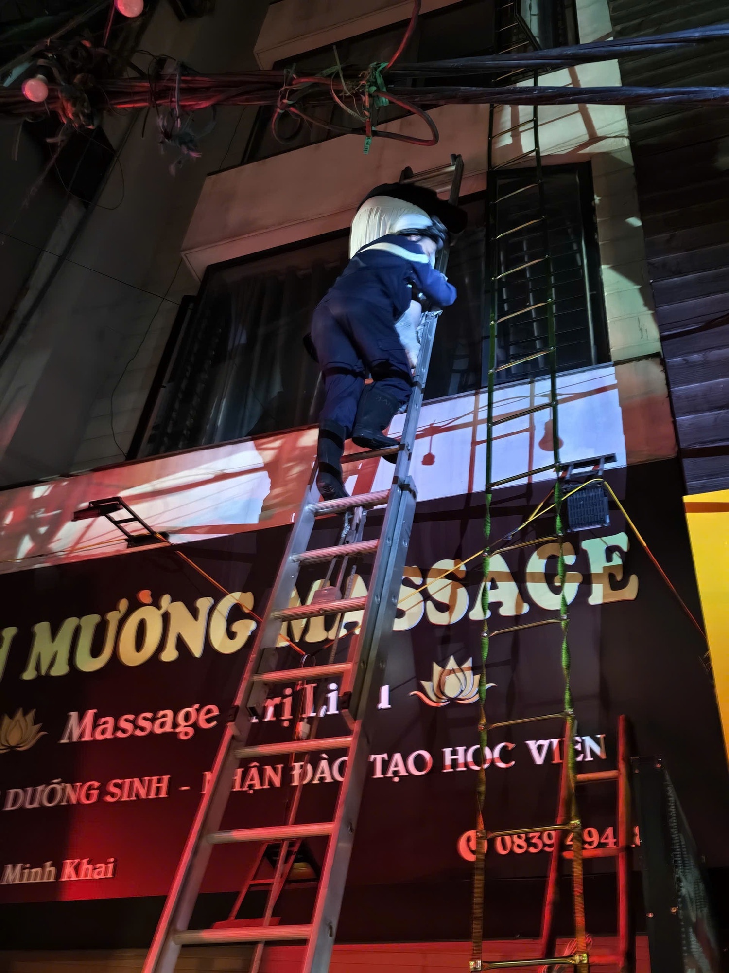 Giai cuu,  Nguoi mac ket anh 2