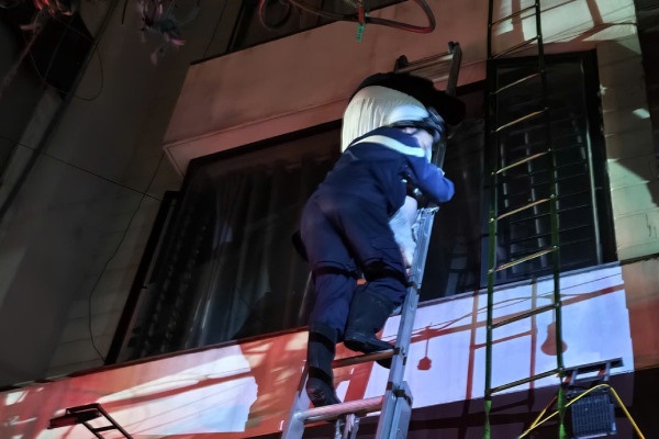 Giai cuu nguoi mac ket trong vu chay quan massage hinh anh