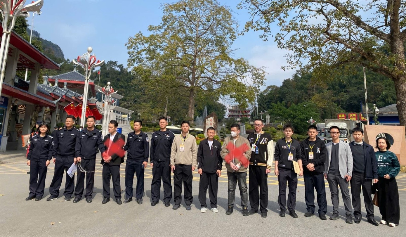 2 ten toi pham,  Nguoi nuoc ngoai,  Tron truy na anh 1