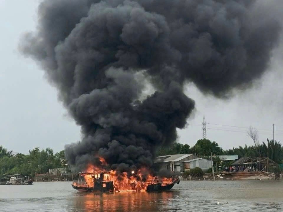 Chay ghe tren song Can Giuoc hinh anh