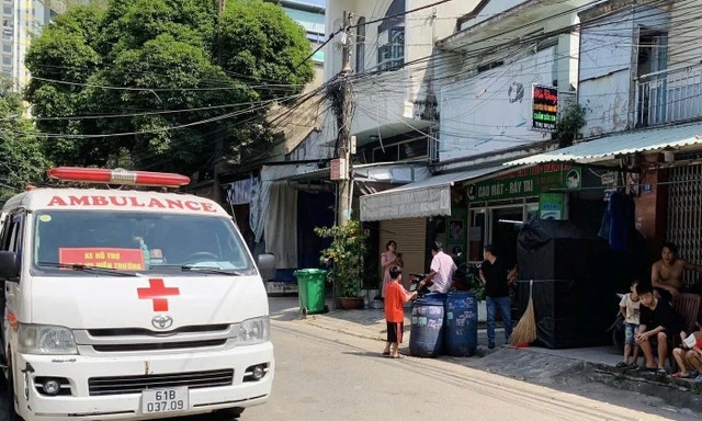 Nguoi phu nu ta hoa phat hien ban trai tu vong truoc cua phong tro hinh anh