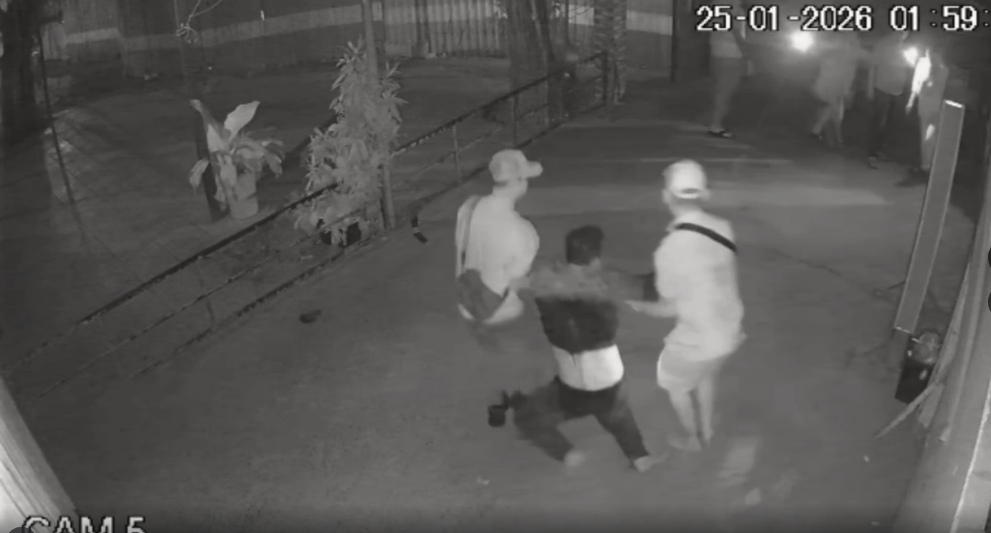 Hon chien giua dem anh 1