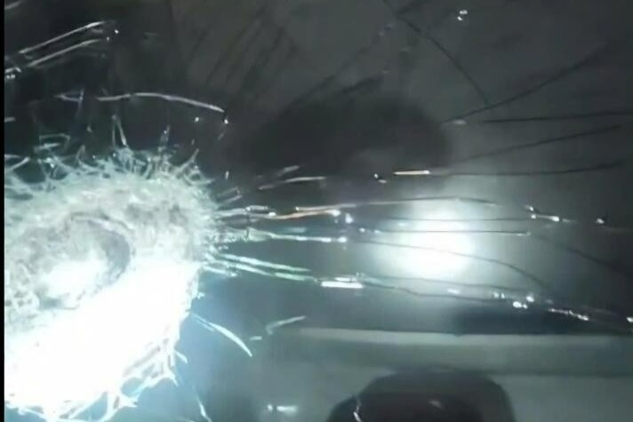 Nhieu oto vo kinh khi chay tren cao toc qua Quang Tri, nghi bi nem da hinh anh