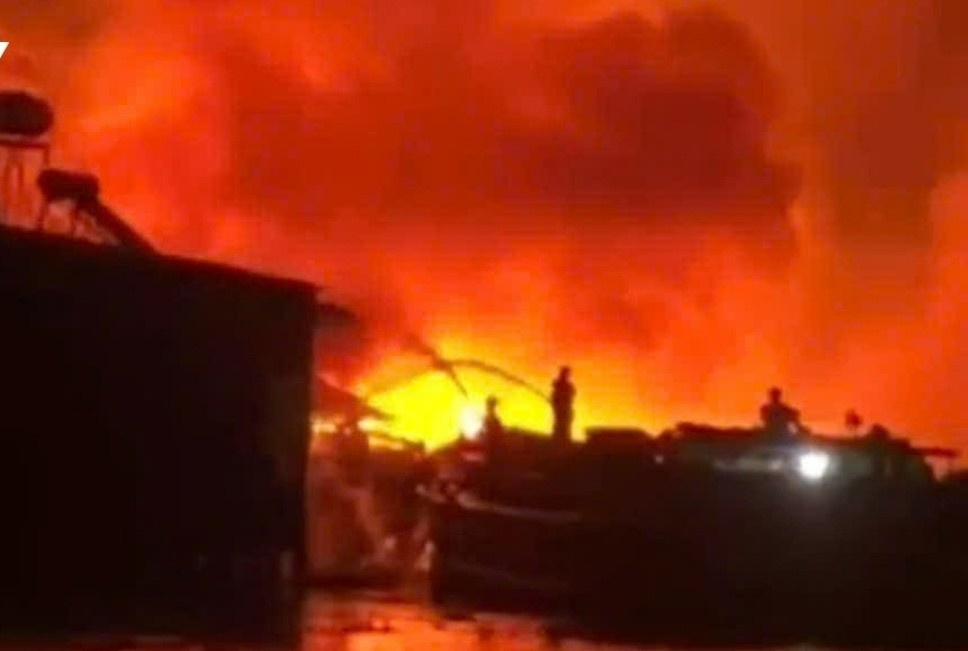 Chay kho giay trong dem o Dong Thap - van dang dieu tra nguyen nhan hinh anh