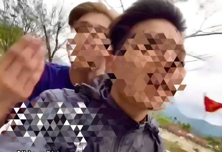 Thanh nien lai xe khong doi mu bao hiem, chia se clip 'muon bi an don' hinh anh