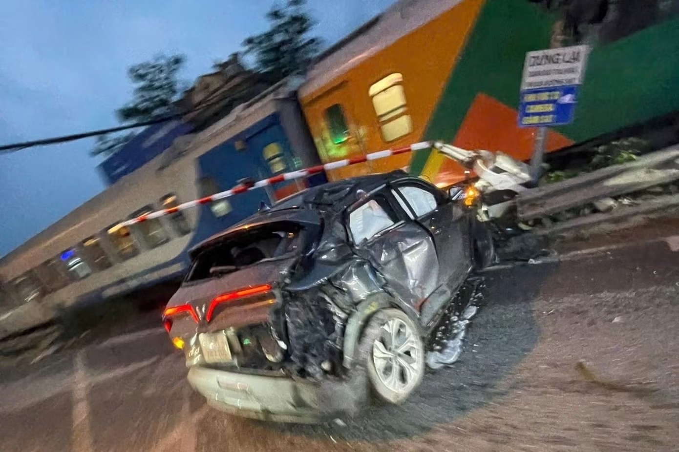 Ha Noi: Oto con bi tau hoa dam bien dang hinh anh