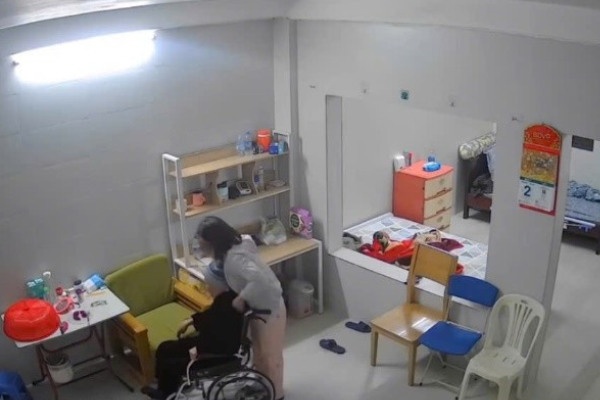 Cong an Ha Noi vao cuoc vu cu ba 90 tuoi bi giup viec bao hanh hinh anh