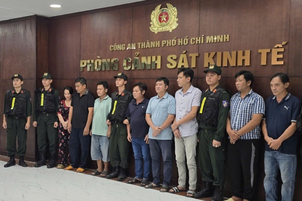 Phat hien duong day san xuat xang A95 gia quy mo lon tai TP.HCM hinh anh