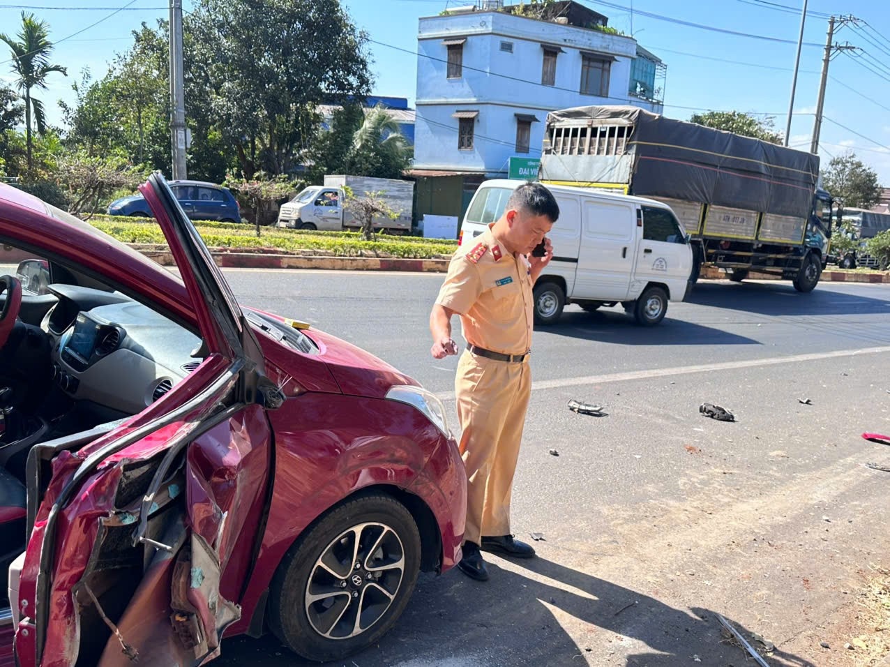 Xe tai cho vat lieu gay tai nan lien hoan tai nut giao den do hinh anh