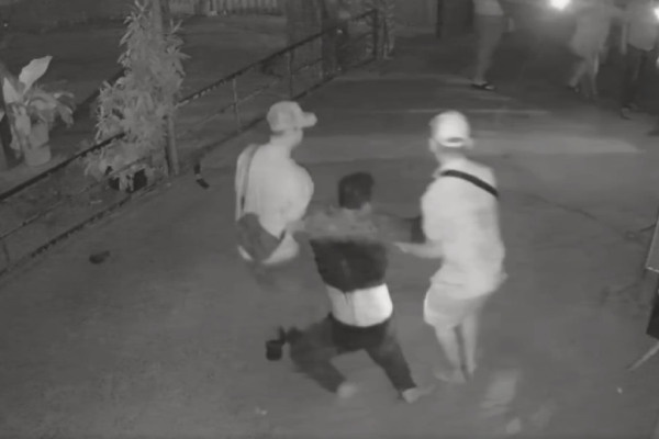 Camera ghi canh nam thanh nien bi nhom nguoi danh guc tai nha dan hinh anh