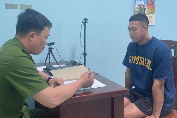 Cong an lam viec voi nguoi dan ong danh nhan vien giao hang tai TP.HCM hinh anh