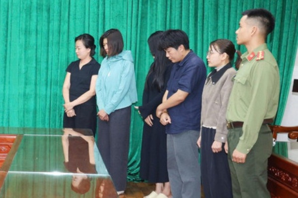 Khoi to nhom doi tuong lam gia tai lieu de truc loi chinh sach mua nha hinh anh