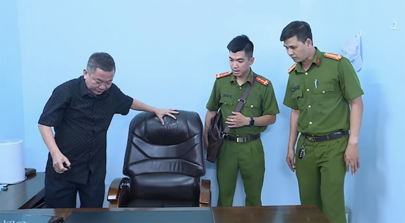 Cuu giam doc,  Dua hoi lo,  Ho Van Bup anh 1