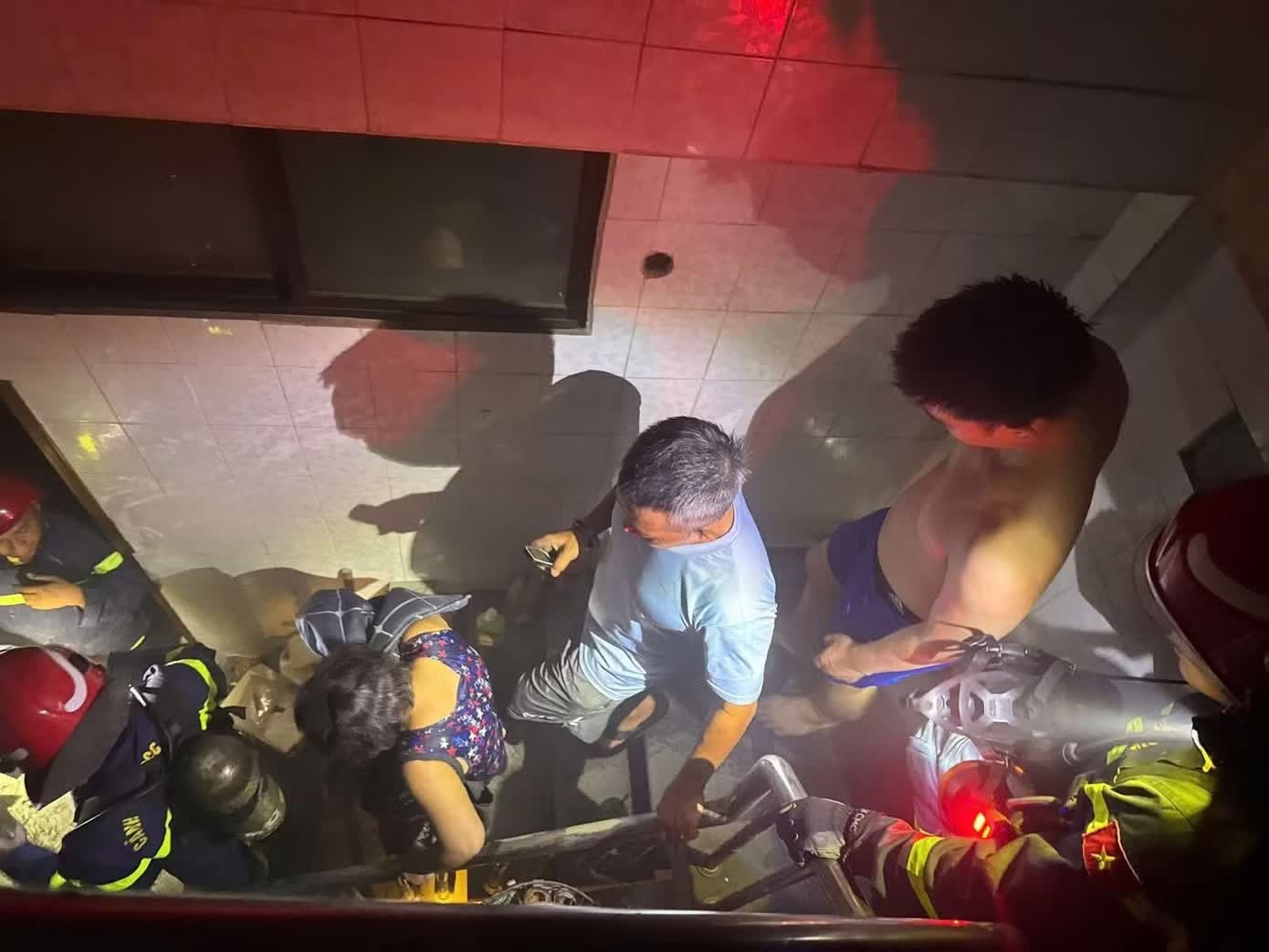 Cat cua cuon, cuu nguoi mac ket trong can nha 6 tang chay du doi hinh anh