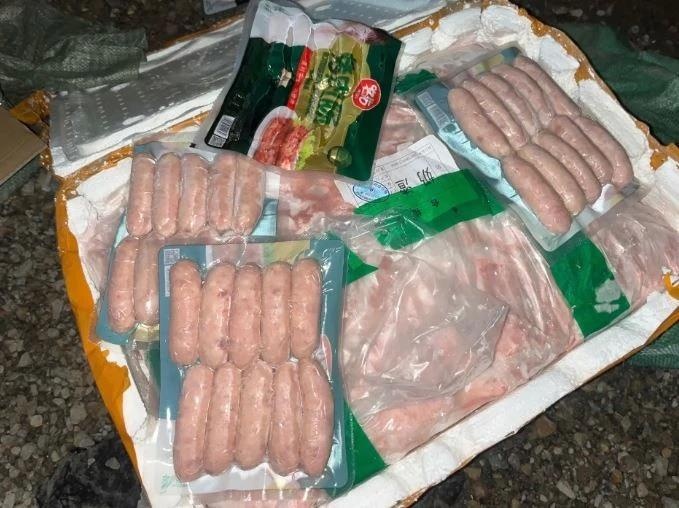 Thu giu hon 10 tan thuc pham khong ro nguon goc, xuat xu hinh anh