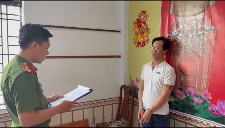 nguoi phu nu,  mat trang,  1, 6 ty dong anh 1