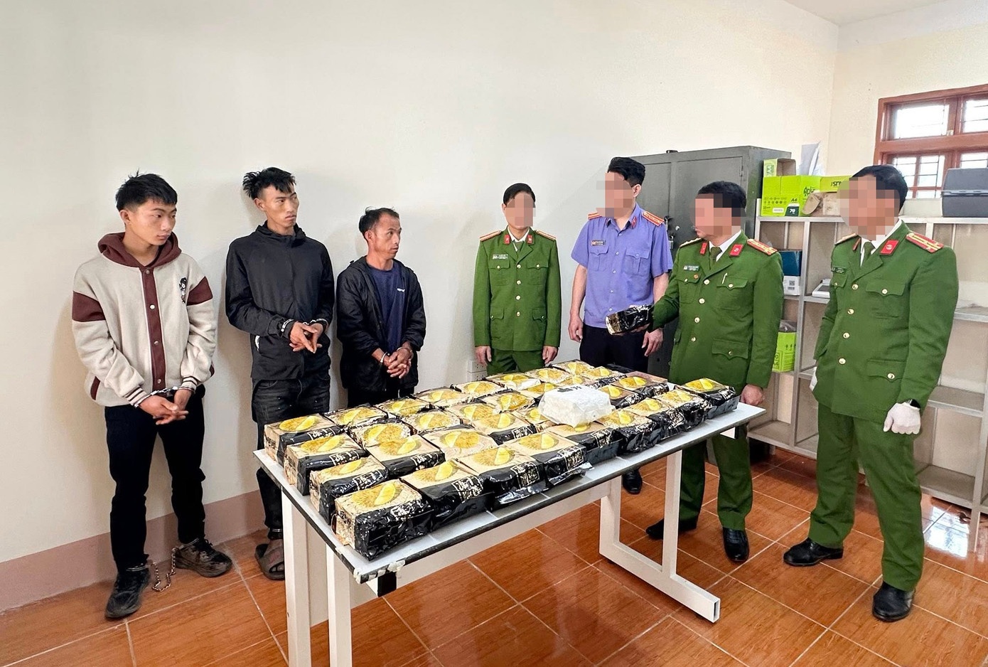 Triet pha,  Duong day ma tuy,  Xuyen bien gioi anh 1