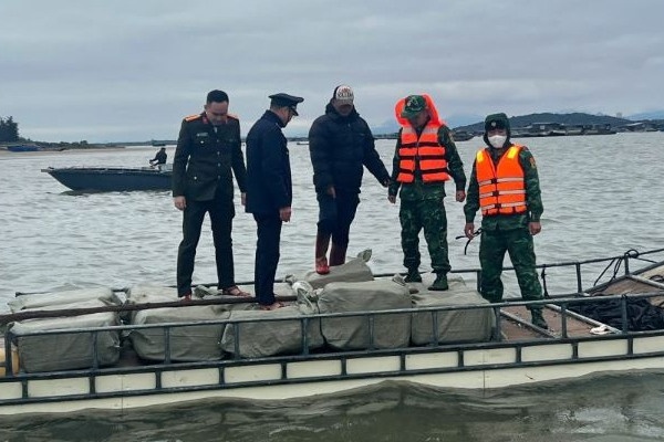 Phat hien vu van chuyen 800 kg nam lon dong lanh nhap lau hinh anh