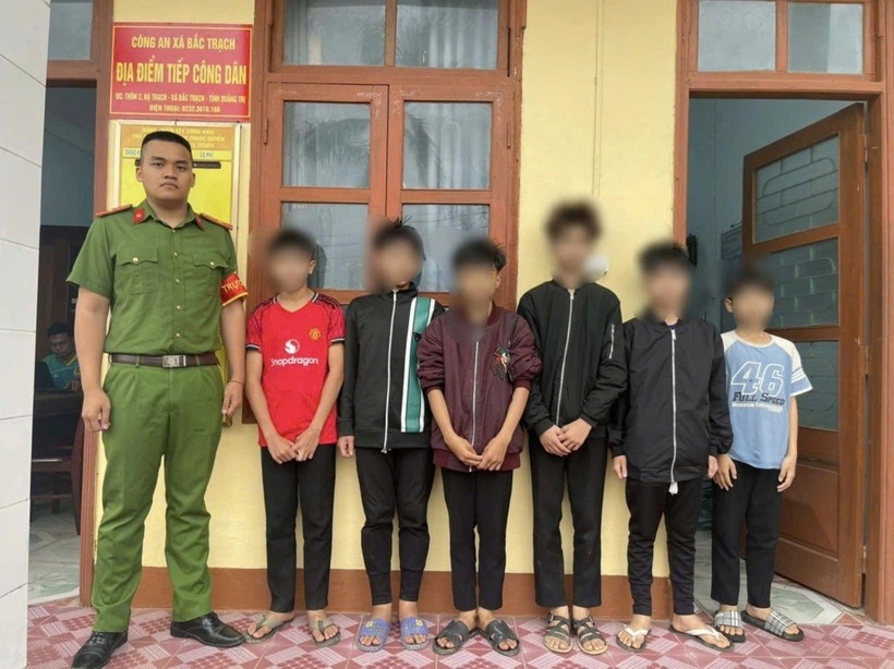 Xac dinh 6 thieu nien lien quan vu nem da vao oto tren cao toc hinh anh