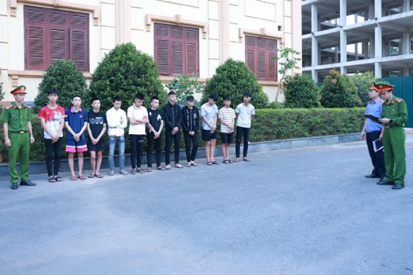 Khoi to vu an nhom 'quai xe' mang dao kiem ruot duoi nhau tren pho hinh anh