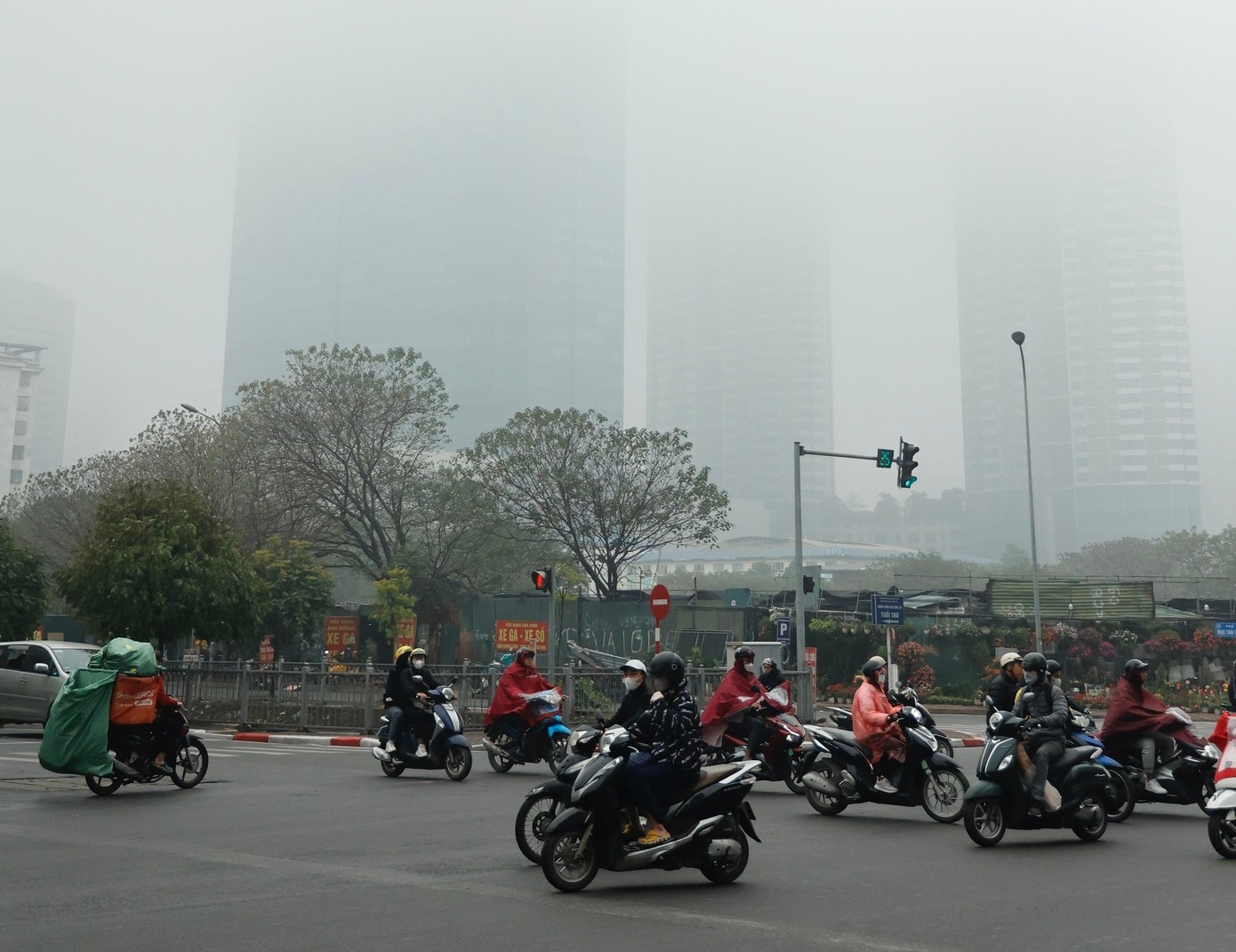 Khong khi Ha Noi rat xau, khuyen cao nguoi dan han che o ngoai troi hinh anh