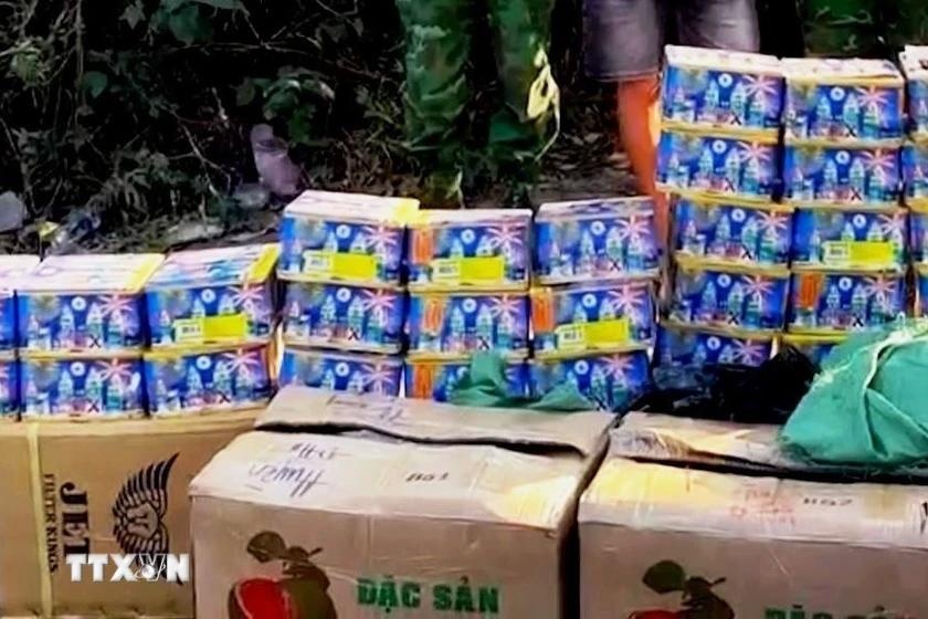 Van chuyen trai phep,  165 kg phao hoa,  Qua bien gioi,  Cty Hai Duong MC,  DN Hai Duong MC,  Gdoc Hai Duong MC,  Chu Hai Duong MC,  Ktoan Hai Duong MC,  NV Hai Duong MC anh 1