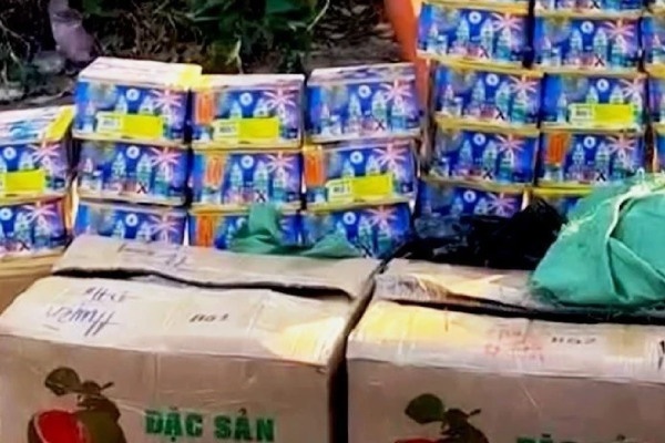 Pha vu van chuyen trai phep 165 kg phao hoa no qua bien gioi hinh anh