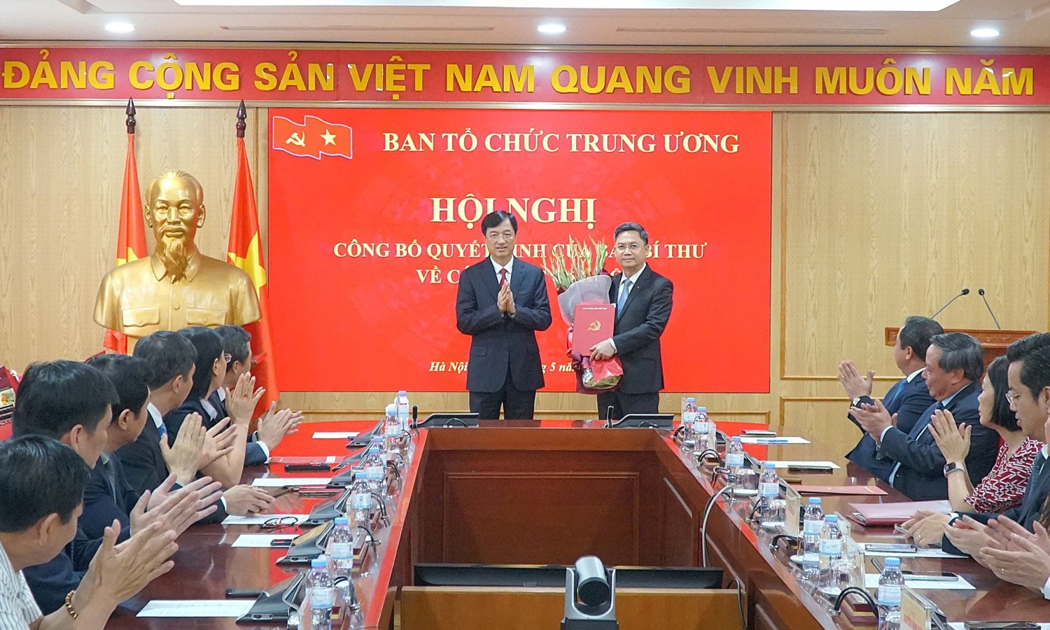 Truong ban To chuc Thanh uy Ha Noi lam Pho truong Ban To chuc Trung uong hinh anh