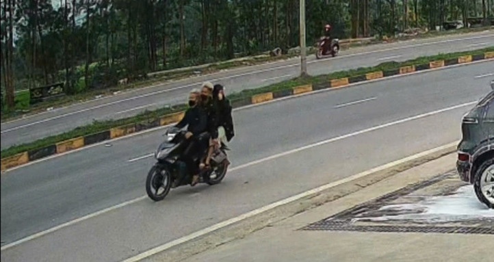 Thieu nu 17 tuoi,  phong toc do cao,  chat bien xe may anh 1