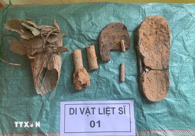 Phat hien,  hai cot liet sy anh 2