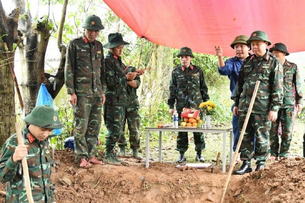 Phat hien hai cot liet sy tai vuon nha dan o Quang Tri hinh anh