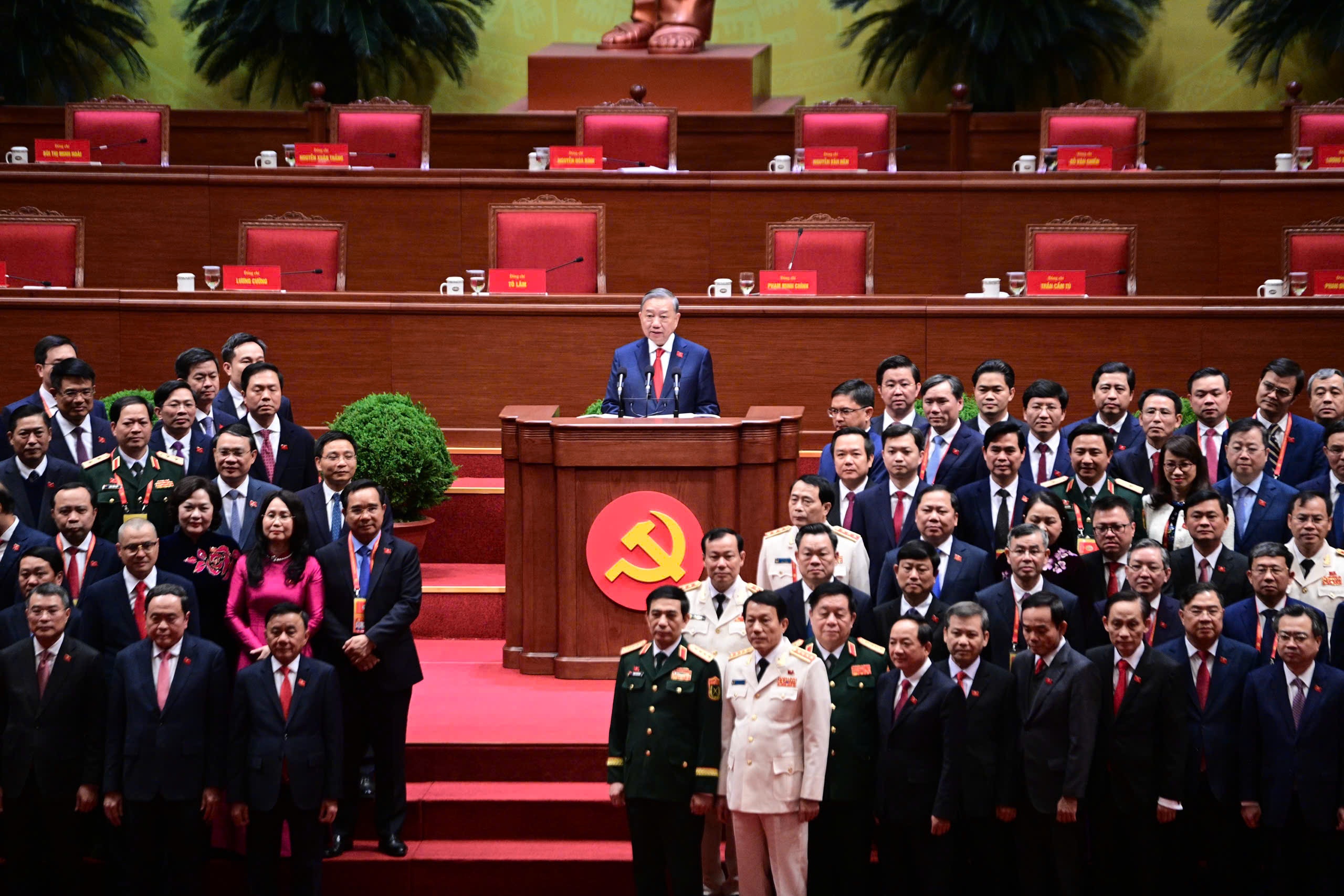 Be mac Dai hoi XIV, cong bo 19 Uy vien Bo Chinh tri khoa moi hinh anh