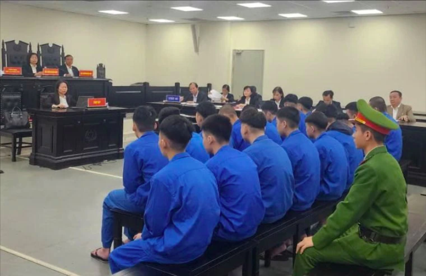 Nhom 'quai xe' vo co dung dinh ba dam nhieu nguoi di duong hinh anh