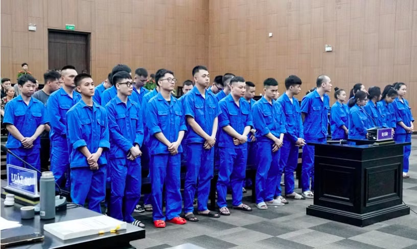 Phat 7 nam tu cuu pho chu tich phuong 'xao ke' cung 2 nu tiep vien hinh anh