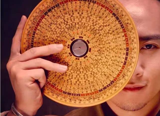 thay phong thuy,  lua 3 phu nu,  me tin anh 1