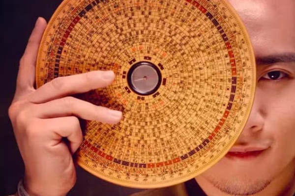 Vao vai thay phong thuy lua 3 phu nu me tin chuyen 5,3 ty dong hinh anh