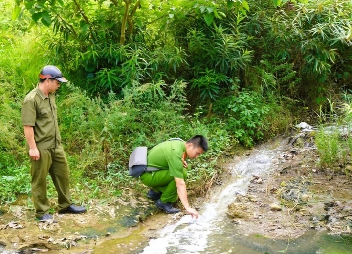 Cuc Canh sat moi truong vao cuoc vu nuoc gieng doi mau tim o Thanh Hoa hinh anh