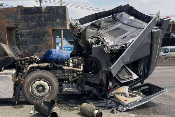 Thung sat roi de bep xe dau keo tren quoc lo o Dong Nai hinh anh