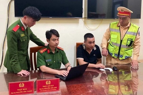 Canh sat rut sung khong che tai xe 'thong chot' kiem tra nong do con hinh anh