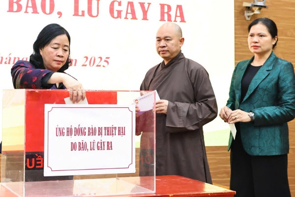 Thong bao thoi gian dung tiep nhan ung ho dong bao bi thiet hai do bao hinh anh