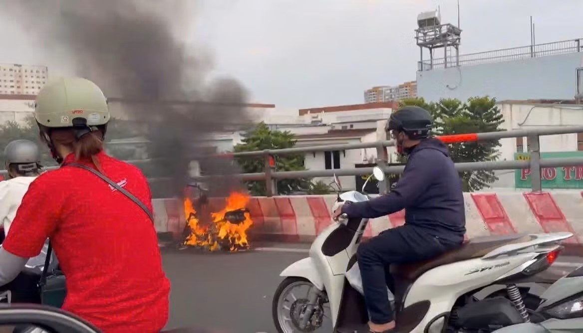 Xe máy cháy TP.HCM ảnh 2 Xe may chay TP.HCM anh 2
