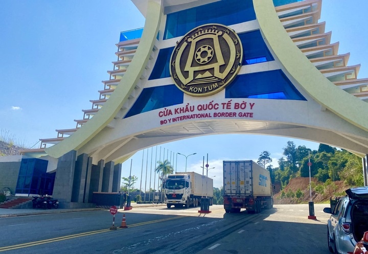 Chan dung xe tai nghi van chuyen xang sang bien gioi tieu thu hinh anh