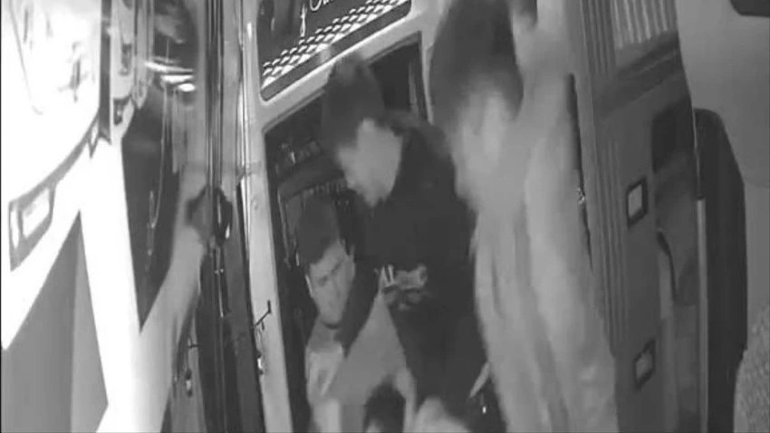 Phu xe bi nhom nguoi la danh toi tap tren oto khach hinh anh