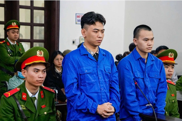 'Tong tai' ra lenh dan em: May ra kia tat cho thang nhan vien may phat hinh anh