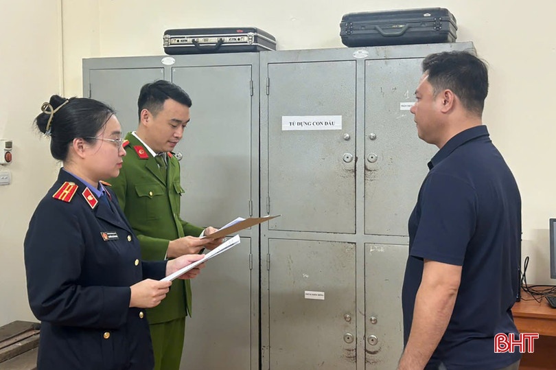 Khoi to doi tuong,  khoa dau,  khoa duoi xe anh 2