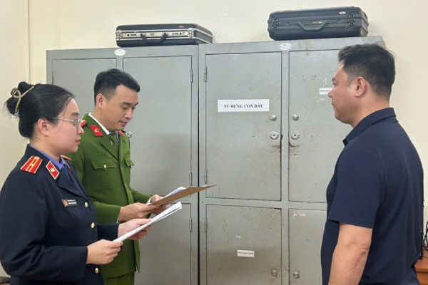 Khoi to doi tuong 'khoa dau, khoa duoi' xe ngay mung 2 Tet o Ha Tinh hinh anh