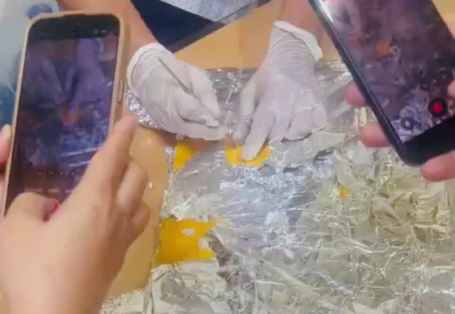 Bat hanh khach nuoc ngoai van chuyen 4,5 kg cocain qua Tan Son Nhat hinh anh