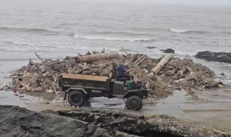Loi dung thuy trieu do trom rac thai xuong bai bien Hai Tien hinh anh