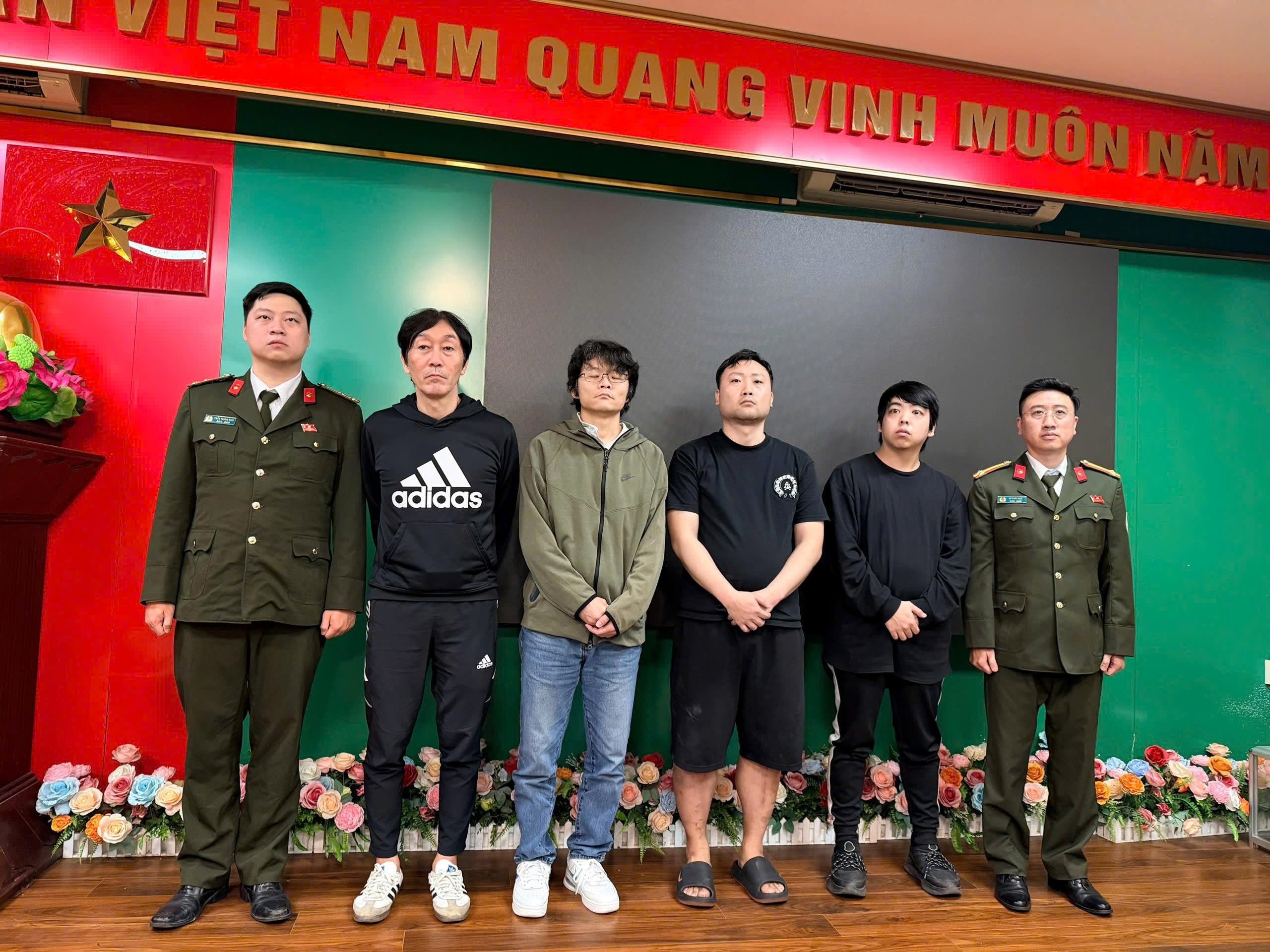 Gia danh canh sat,  lua dao chiem doat,  11 ty anh 3