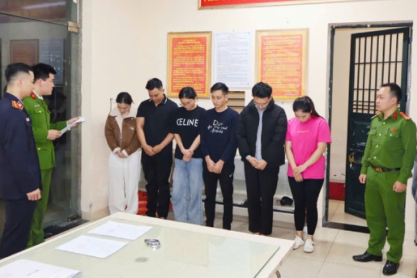 Khoi to 7 doi tuong lien quan den Tham my vien quoc te Vera hinh anh